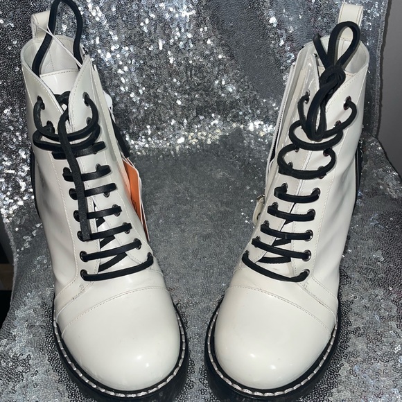 Womens size 9 authentic Louis vuttion boots never worn too big couldn’t return - Picture 2 of 9